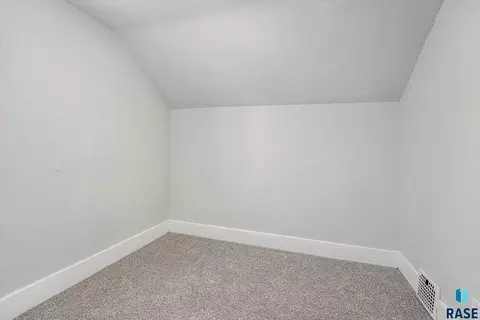 910 N Spring Ave, Sioux Falls, SD 57104 photo 17