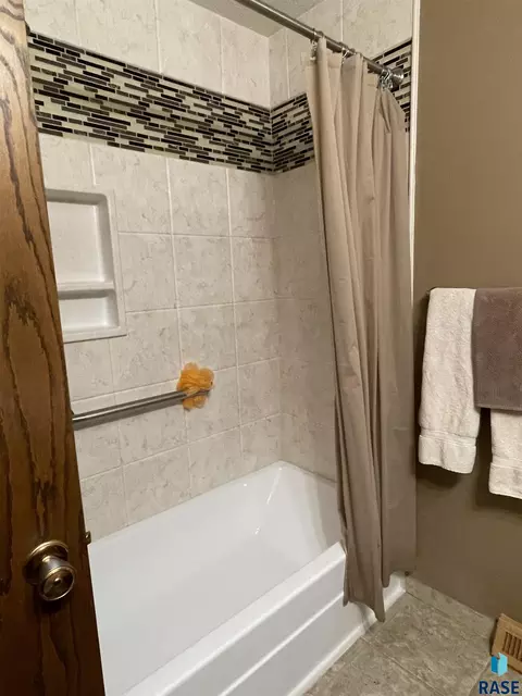 Bath - 309 N Needles Dr, Brandon, SD 57005 photo 2 of 5