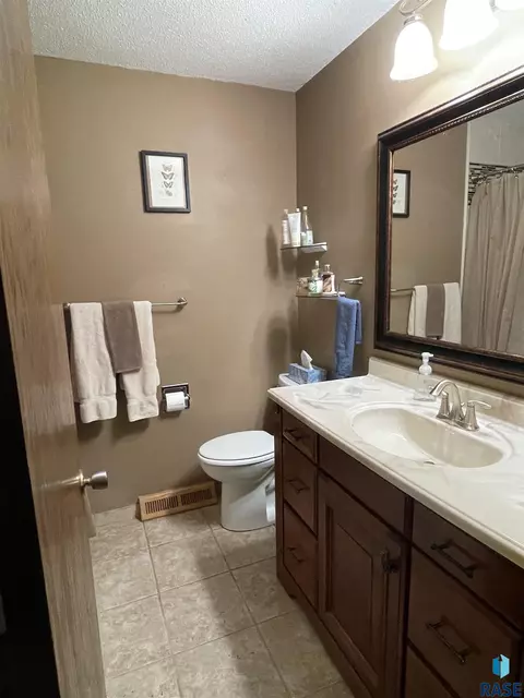 Bath - 309 N Needles Dr, Brandon, SD 57005 photo 1 of 5