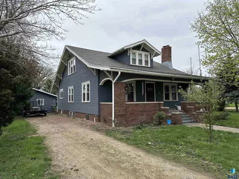 Exterior - 316 E 3rd St, Freeman, SD 57029 photo 5 of 14