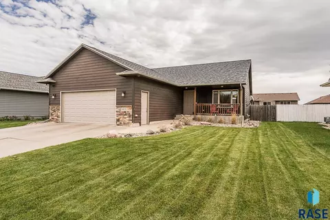 5608 S Culbert Ave, Sioux Falls, SD 57106 photo 2
