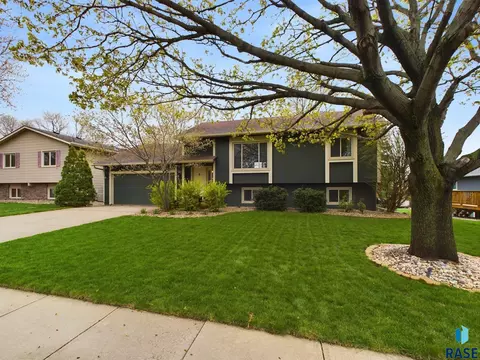 4403 E 33rd St, Sioux Falls, SD 57103 photo 2