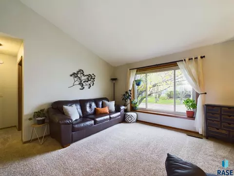 4403 E 33rd St, Sioux Falls, SD 57103 photo 5