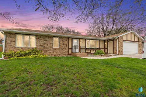 5804 W Westminster Dr, Sioux Falls, SD 57106