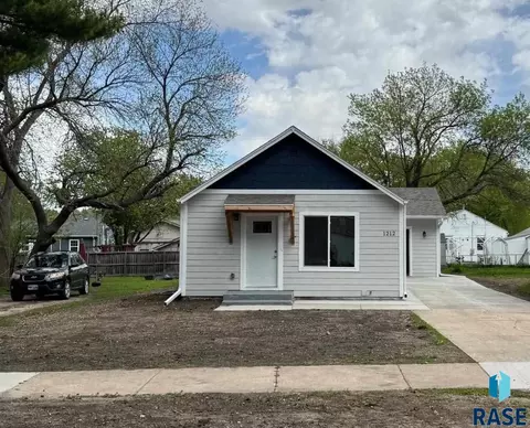 1212 S Wayland Ave, Sioux Falls, SD 57103