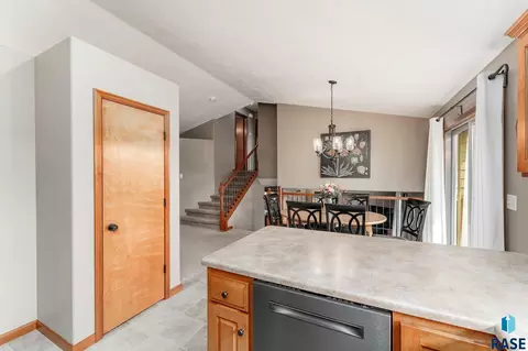 2012 S Shaw Ave, Sioux Falls, SD 57106 photo 4