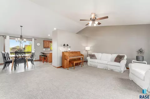 2012 S Shaw Ave, Sioux Falls, SD 57106 photo 6