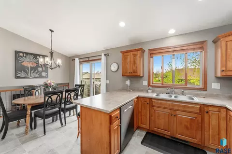 2012 S Shaw Ave, Sioux Falls, SD 57106 photo 3