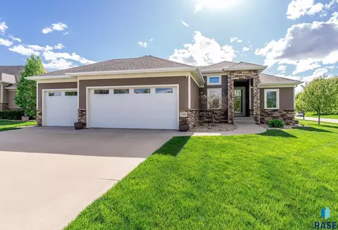 166 Saddlebrook Ct, Dakota Dunes, SD 57049
