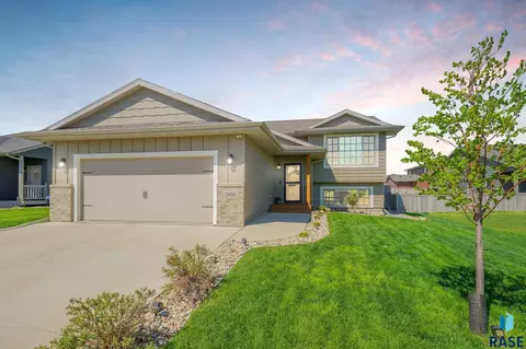 2605 S Keyrell Dr, Sioux Falls, SD 57106