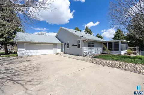 1904 S Valley View Rd, Sioux Falls, SD 57106