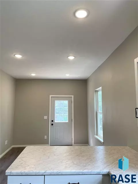 910 N Summit Ave, Sioux Falls, SD 57104 photo 7