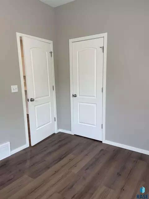 910 N Summit Ave, Sioux Falls, SD 57104 photo 13
