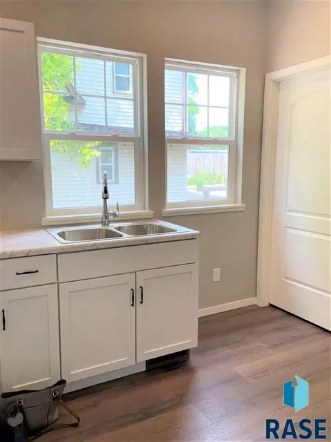 910 N Summit Ave, Sioux Falls, SD 57104 photo 11