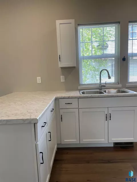 910 N Summit Ave, Sioux Falls, SD 57104 photo 8