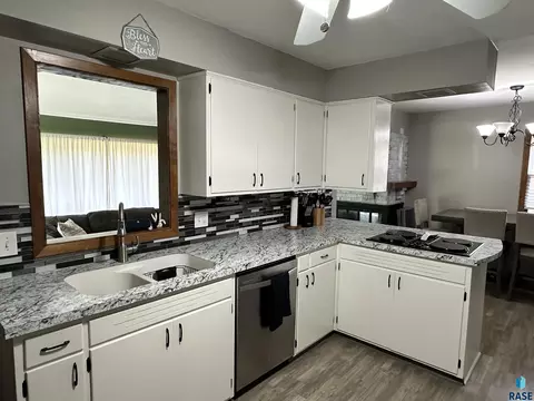 505 E 38th St, Sioux Falls, SD 57106 photo 8