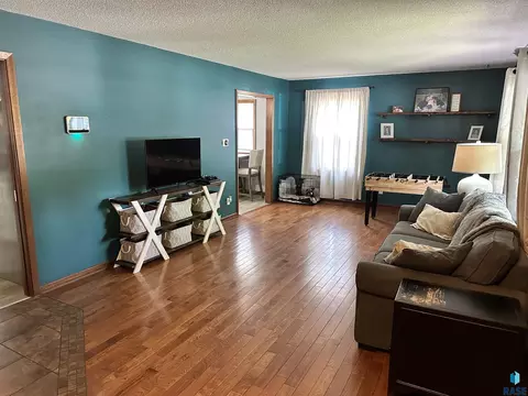 505 E 38th St, Sioux Falls, SD 57106 photo 4