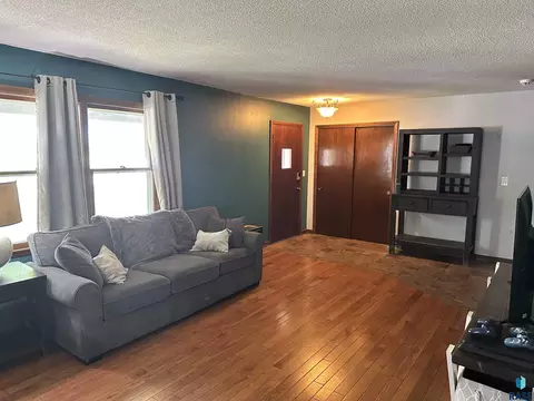505 E 38th St, Sioux Falls, SD 57106 photo 5