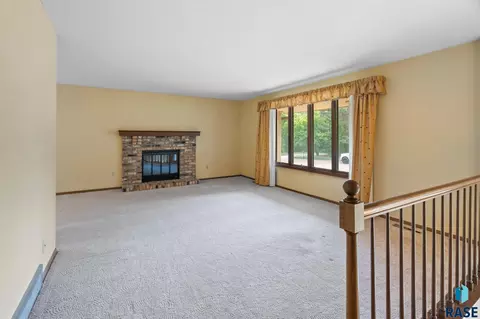 413 E Aspen Dr, Sioux Falls, SD 57105 photo 2