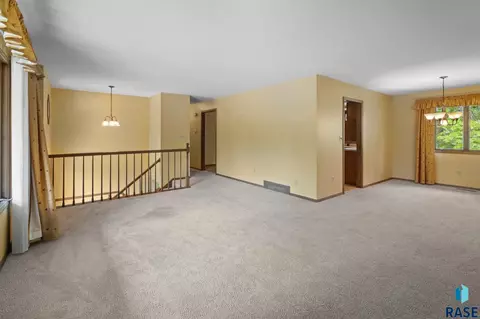 413 E Aspen Dr, Sioux Falls, SD 57105 photo 4