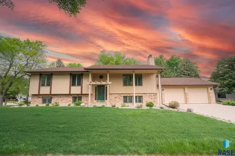 413 E Aspen Dr, Sioux Falls, SD 57105 photo 1