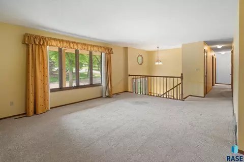 413 E Aspen Dr, Sioux Falls, SD 57105 photo 3