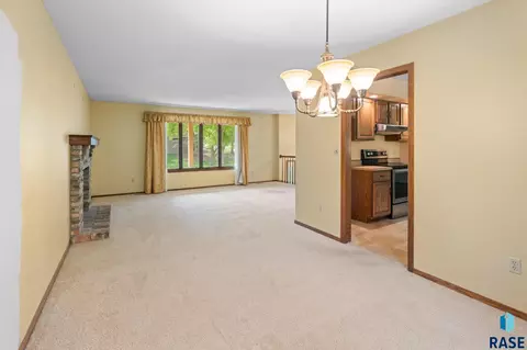 413 E Aspen Dr, Sioux Falls, SD 57105 photo 5