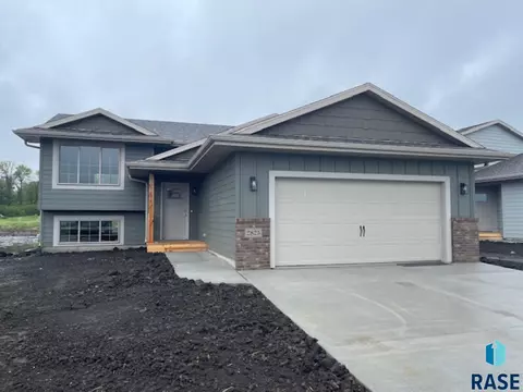 2825 S Lana Dr, Sioux Falls, SD 57106