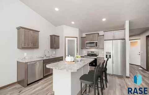 1316 N Kenley Pl, Tea, SD 67064 photo 3