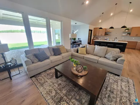 8124 E Norway Pines Trl, Sioux Falls, SD 57110 photo 3