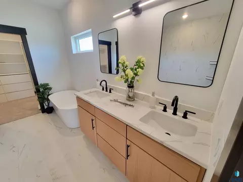 8124 E Norway Pines Trl, Sioux Falls, SD 57110 photo 14