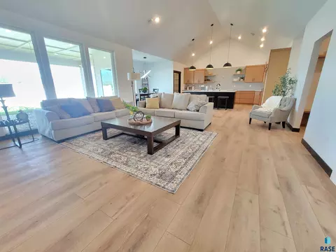 8124 E Norway Pines Trl, Sioux Falls, SD 57110 photo 2