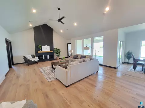 8124 E Norway Pines Trl, Sioux Falls, SD 57110 photo 4