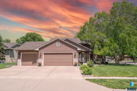 2212 S Chesapeake Cir, Sioux Falls, SD 57106