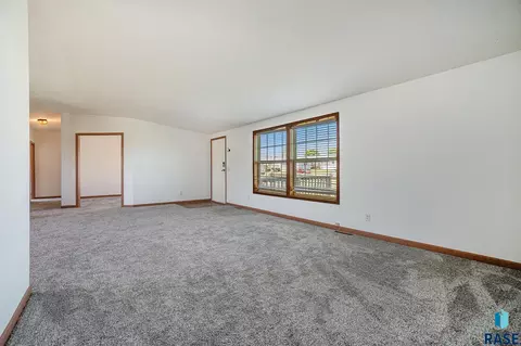 200 N Caley Pl, Sioux Falls, SD 57110 photo 3