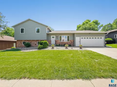 6113 W Oscar Howe Cir, Sioux Falls, SD 57106