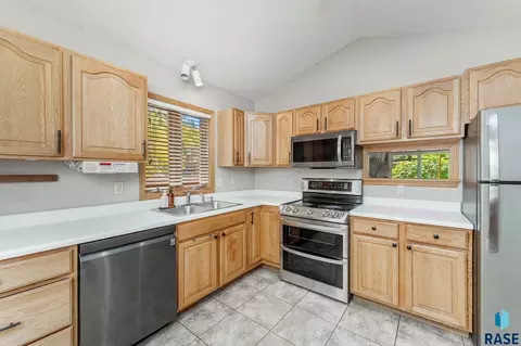 1317 S Risley Cir, Sioux Falls, SD 57106 photo 8