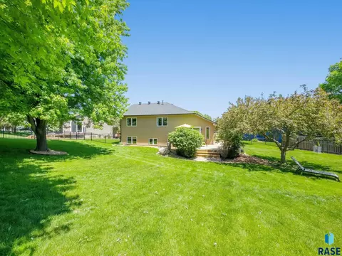 1317 S Risley Cir, Sioux Falls, SD 57106 photo 32
