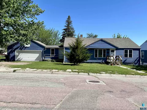 938 E 6th St, Winner, SD 57580 photo 1