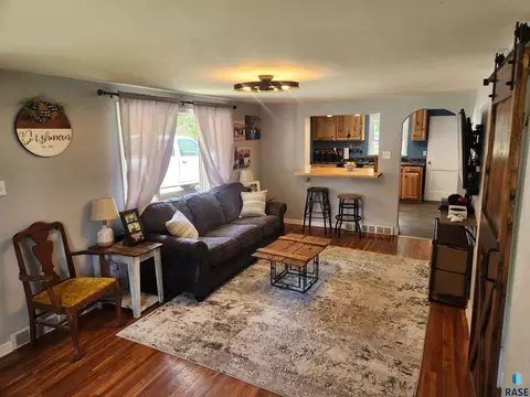 205 E 6th St, Dell Rapids, SD 57022 photo 4