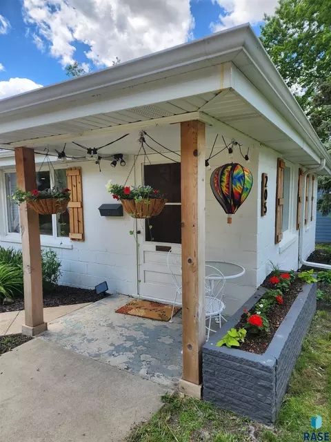 205 E 6th St, Dell Rapids, SD 57022 photo 2