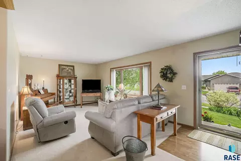 1108 NE 8th St, Madison, SD 57042 photo 4