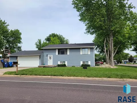 4512 S Holbrook Ave, Sioux Falls, SD 57106