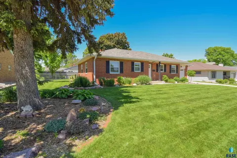 2017 S Faris Ave, Sioux Falls, SD 57105 photo 2