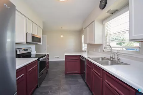 2017 S Faris Ave, Sioux Falls, SD 57105 photo 5