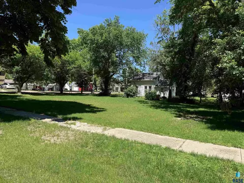 200 E 3rd St, Marion, SD 57043 photo 2