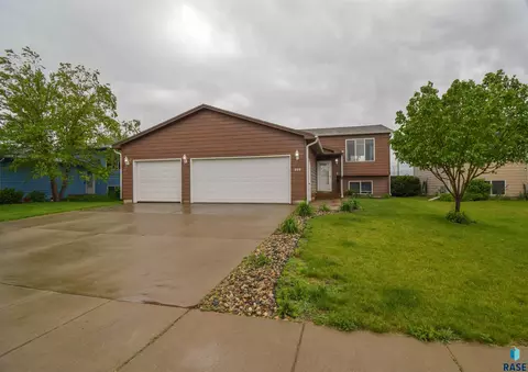 809 S Tanglewood Ave, Sioux Falls, SD 57106