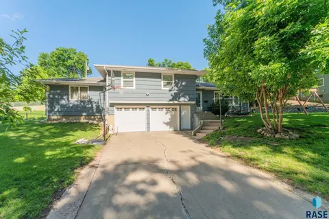 2101 S Crestwood Rd, Sioux Falls, SD 57105