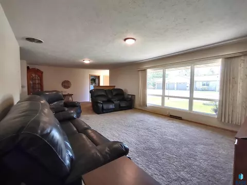 323 E 9th St, Miller, SD 57362 photo 5