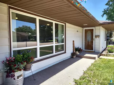 323 E 9th St, Miller, SD 57362 photo 2